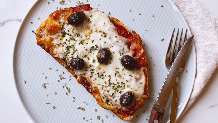 Hem çocuklara hem büyüklere ekmek pizza!