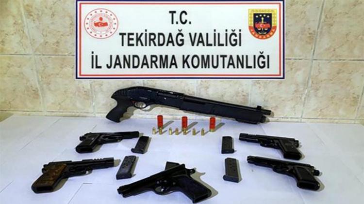 Otomobilde çok sayıda silah ele geçirildi, 2 şüpheli gözaltına alındı