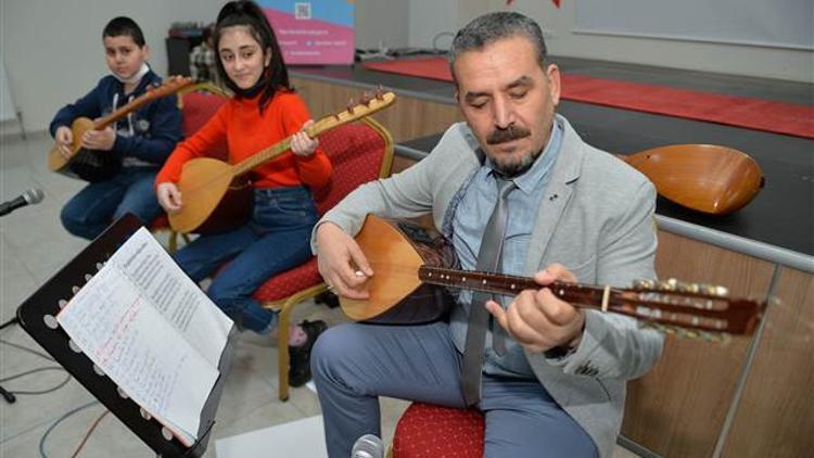 Bakan Selçuk türkü söyledi