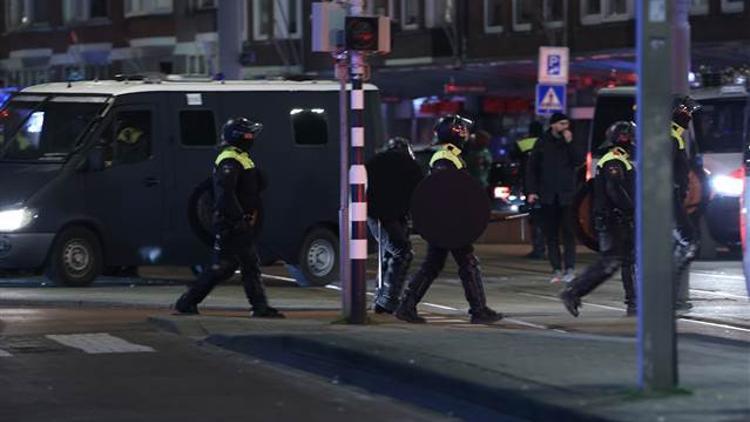 Hollanda'da koronavirüs eylemleri devam ediyor!