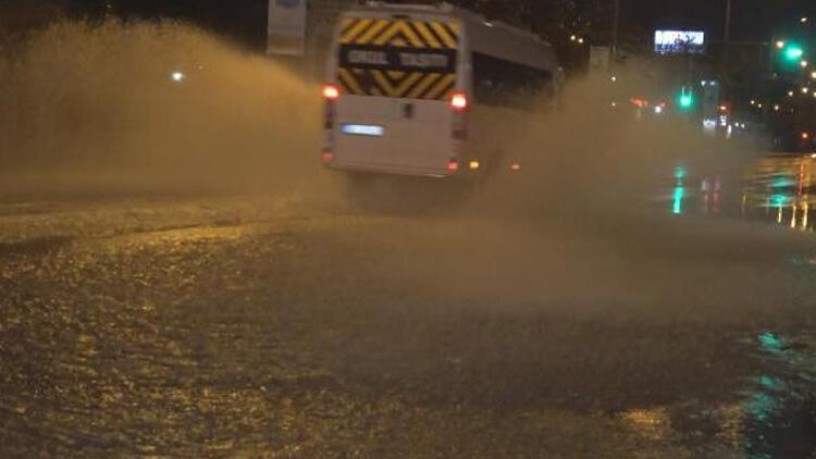 İzmirde kuvvetli yağış Ağaçlar devrildi, sürücüler zor anlar yaşadı
