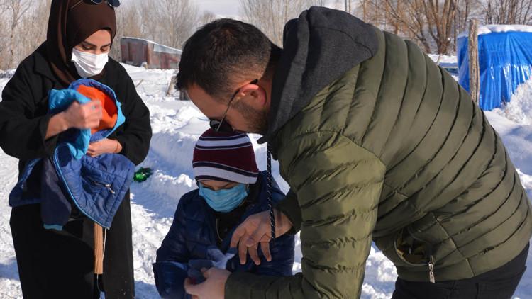 Erzurum'da karlı yolları aşıp, öğrencilere hediyeler götürdü