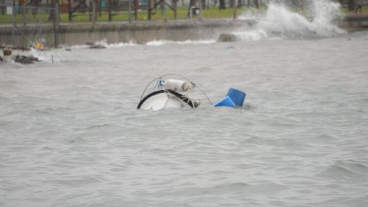 Kocaelide şiddetli fırtınada balıkçı teknesi battı