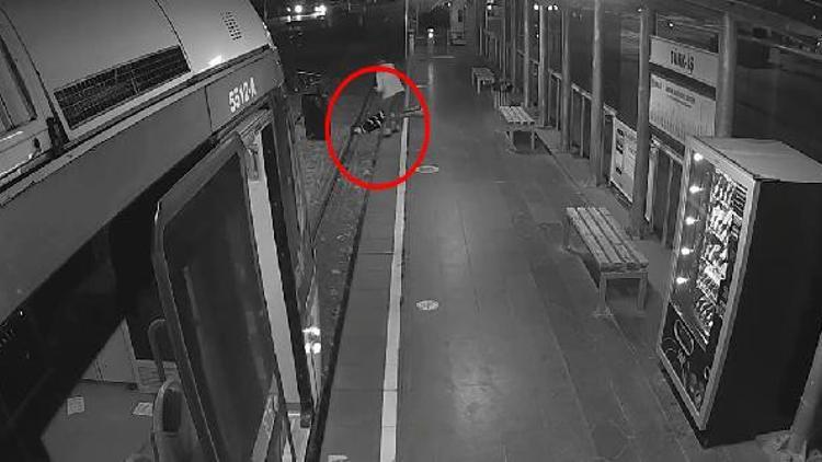 Fenalaşıp tramvay raylarına düştü! Böyle kurtuldu