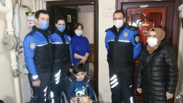 Polis ekiplerinden evde eğitim gören engelli çocuklara ziyaret