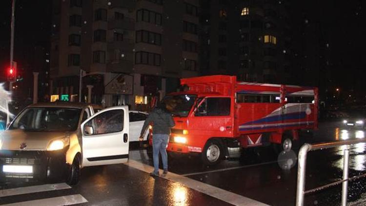 Polisin 'dur' ihtar�na uymad�lar! Kovalamaca ile yakaland�lar