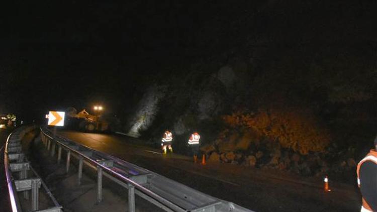 Marmaris’te heyelan, karayolunu trafiğe kapattı!