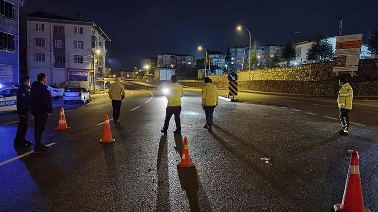 Su borusu patlad�, yol trafi�e kapand�