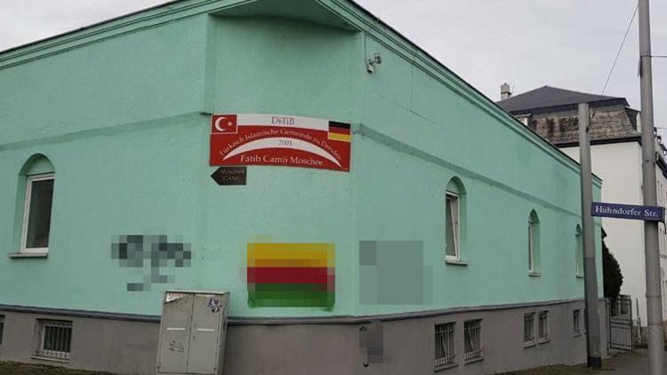 Terör örgütü yandaşlarından camiye boyalı saldırı