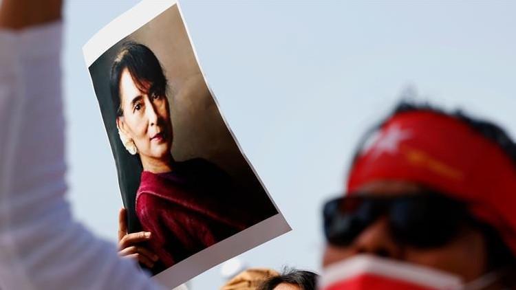 Myanmar'daki darbenin hedefindeki Suu Çii 2 hafta daha gözaltında kalacak