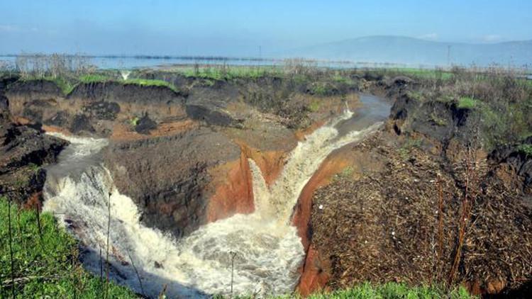 Menderes'te yağmur suları düdenleri doldurdu