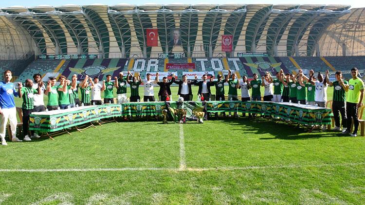 Akhisarspor kadrosuna kattığı 26 futbolcuyu basına tanıttı