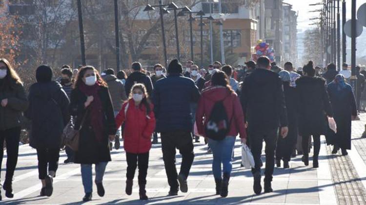 Sivas'ta, güneşli havada kısıtlama öncesi yoğunluk