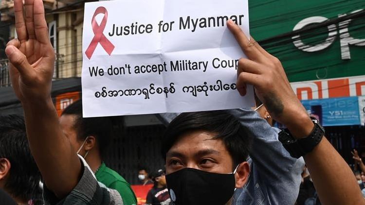 Myanmar'da askeri cunta mobil internet erişimini askıya aldı