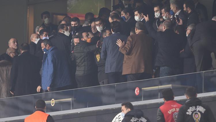 Galatasaraylıların tezahüratı ortamı gerdi, Ali Koç devreye girdi: "Başkanım ayıp ediyorlar"