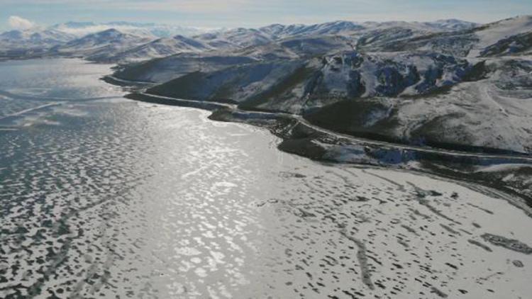 Bayburt'ta dondurucu soğuklarda baraj gölü buz tuttu