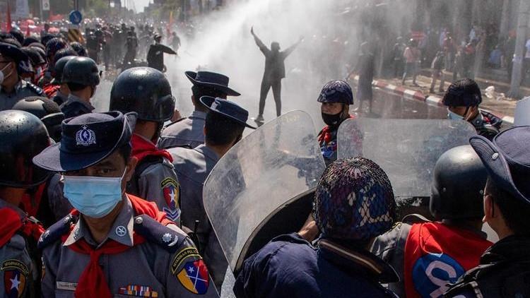 Myanmar'da askeri darbe karşıtı protestolar sıkıyönetime rağmen devam etti