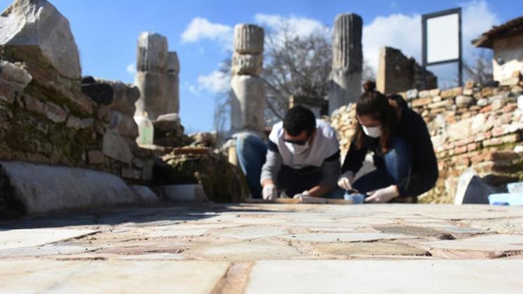 'Gladyatörler kenti'nin 1550 yıllık kilise tabanı özenle işleniyor