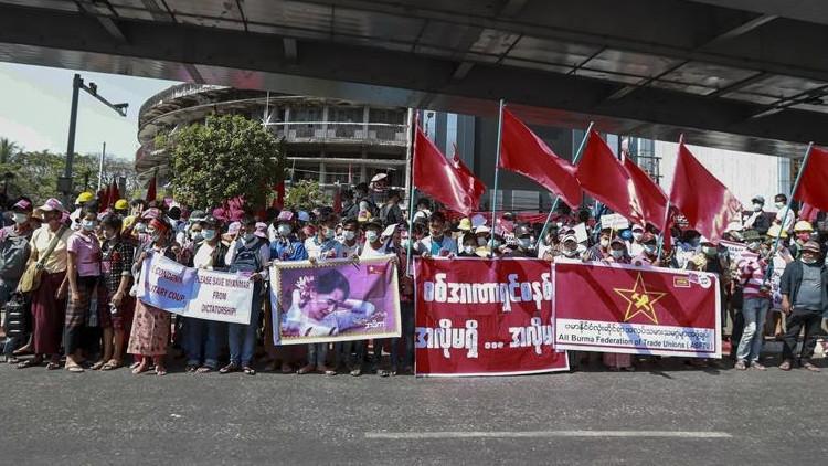 Myanmar'da güvenlik güçleri Suu Çii'nin partisinin merkez binasını bastı