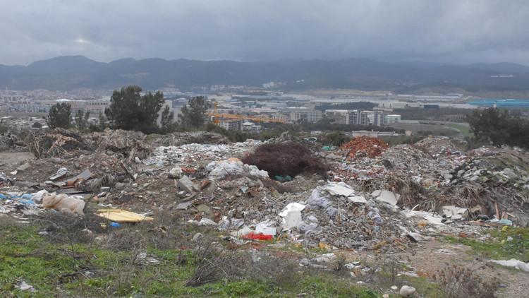 İzmir'de yeşillik alanı kaçak döküm sahasına çevirdiler