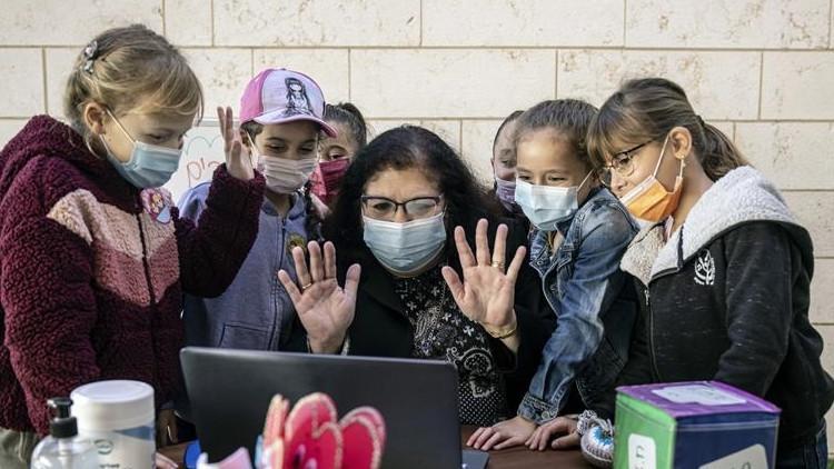 İsrail'de koronavirüs vakaları düştü, yüz yüze eğitim başladı