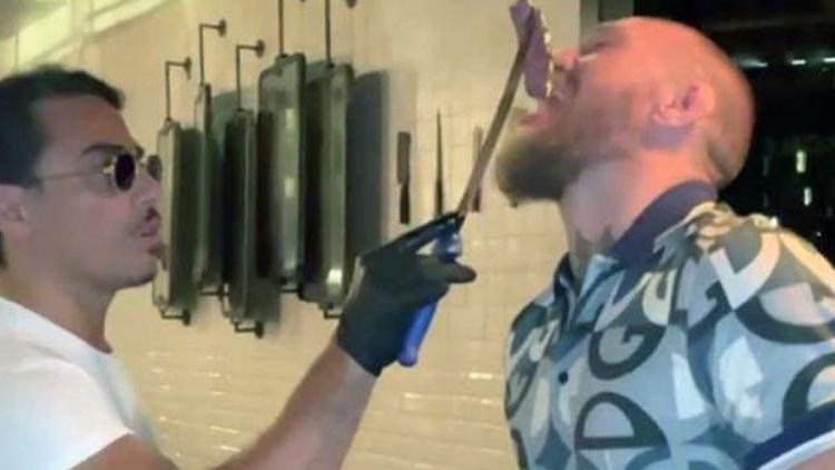 Nusret'e giden ünlü dövüşçü McGregor, 7 bin liralık bifteğin tadına baktı