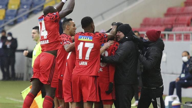 Beşiktaş'ta Sergen Yalçın'dan maç sonu hakem tepkisi: 'Kaderimizle oynamasınlar!'