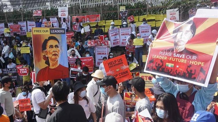 Myanmar'da protestolar internet erişimi yasaklarına rağmen sürüyor