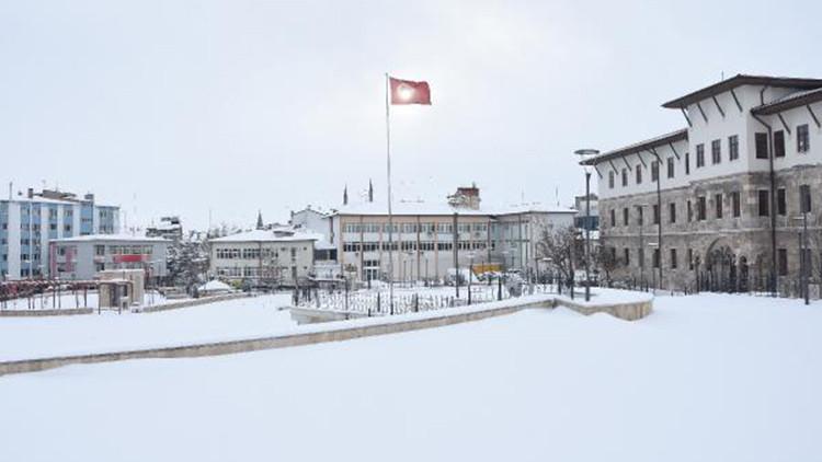 Sivas'ta kar yağışı; 916 yerleşim yeri ulaşıma kapandı