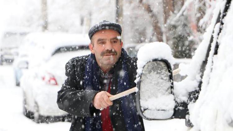 Doğu'da kar etkili oldu; yollar kapandı, eğitime ara verildi