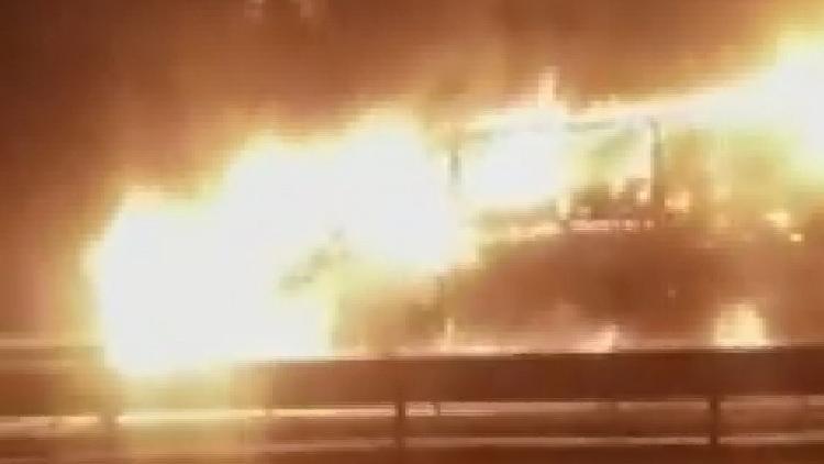 Bursa-�stanbul Karayolu'nda kimyasal madde y�kl� TIR alev alev yand�