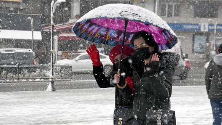 Meteoroloji'den son dakika İstanbul açıklaması! Kar yerini yağmura bırakıyor...