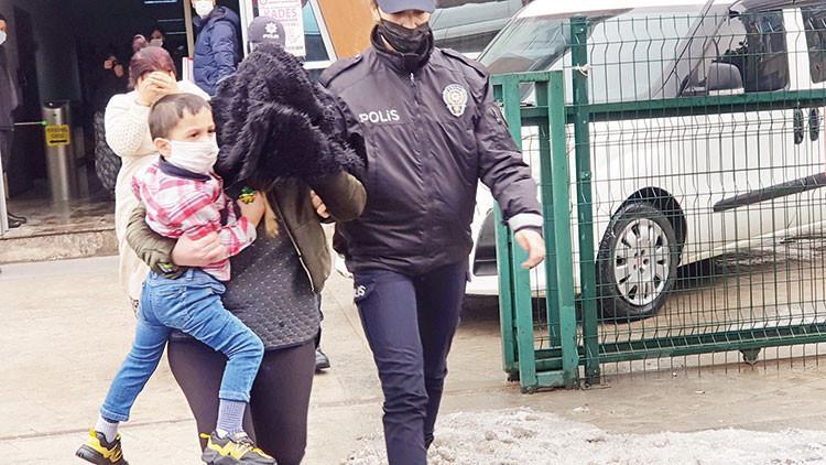 Bu çocukların suçu ne! Anneleri gözaltında onlar peşlerinde...