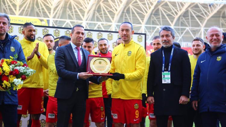Umut Bulut, lig tarihinin en çok forma giyen futbolcusu oldu!