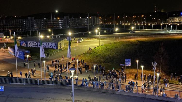 Almanya karıştı! Schalke taraftarları stada yürüdü...
