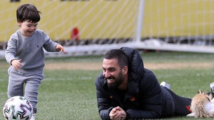 Galatasaray idmanında sürpriz konuk! Arda Turan, oğlu Hamza Arda Turan ile...
