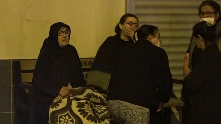 'Çöp' dolu ev, küle döndü! Anne ve kızı gözyaşlarını tutamadı