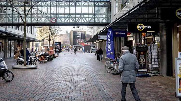 Hollanda'da sokağa çıkma kısıtlaması 15 Mart'a kadar uzatıldı