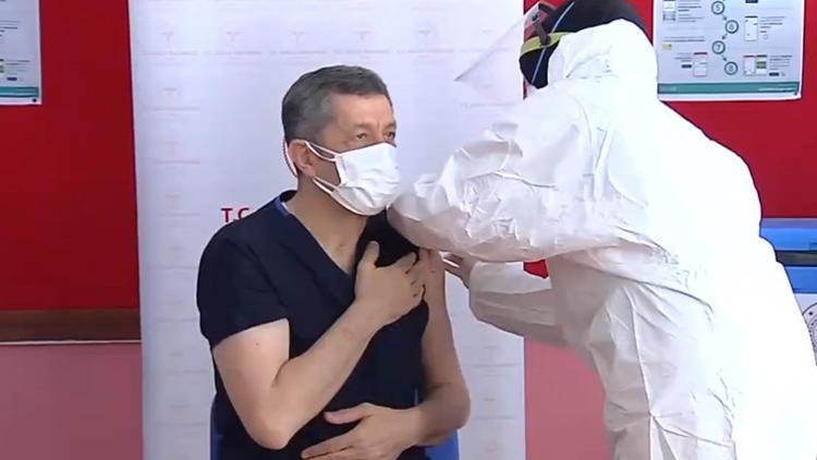 Bakan Selçuk, COVID-19 aşısı oldu