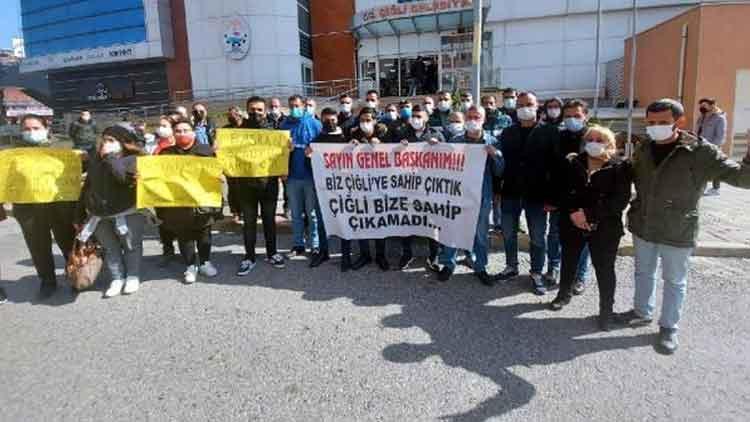 İzmir'de belediye binası önünde 'oturma eylemi'