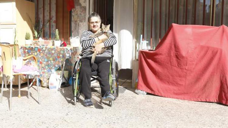 Eve çevirdiği tek odalı dükkanda yaşamını sürdürüyor