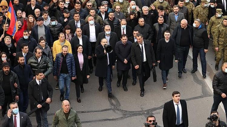 Ermenistan'da muhtıra sonrası orta yol arayışları