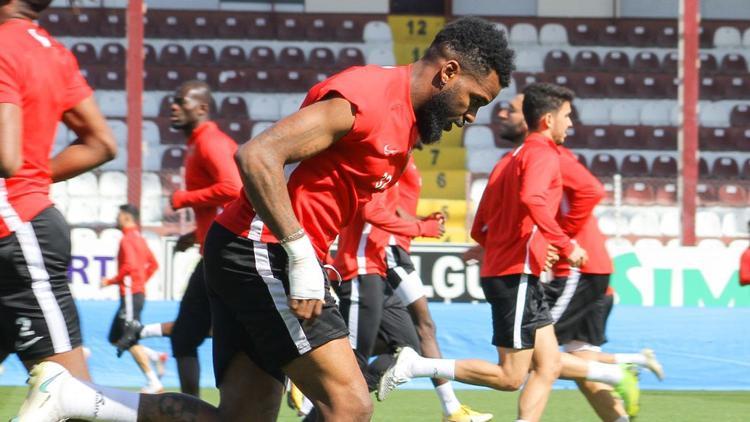 Boupendza'nın sağ elinde çatlak oluştu, Sivas deplasmanına gitmiyor