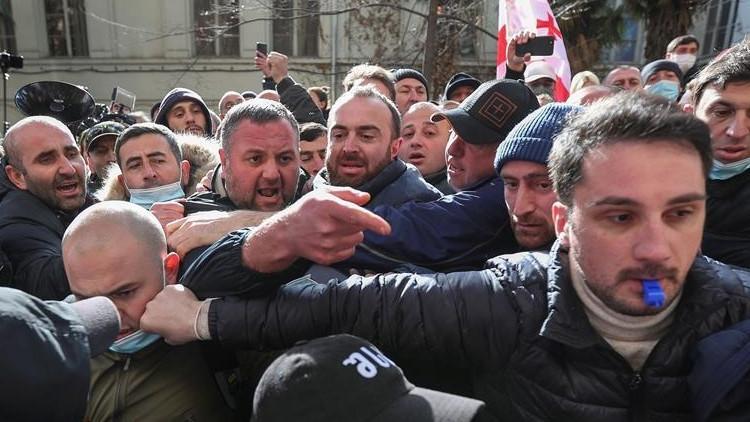 Gürcistan'da protestocular ile polis arasında arbede çıktı