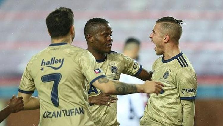 Fenerbahçeli futbolcular Samatta'ya uçakta sürpriz yaptı
