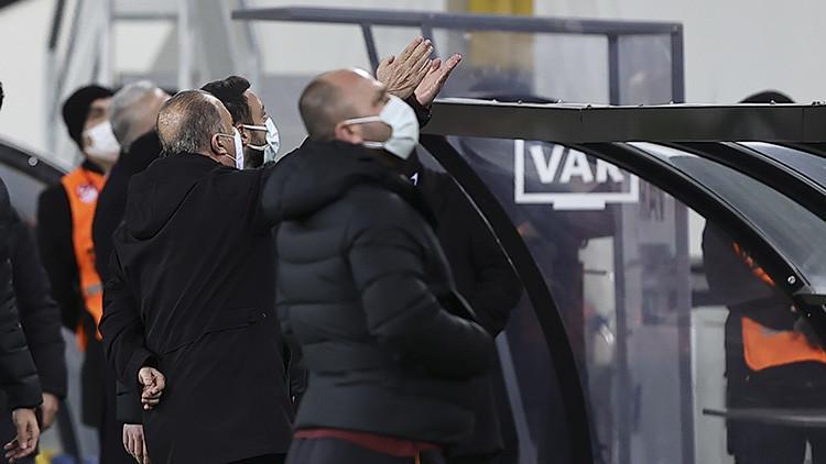 Galatasaray'da Fatih Terim, tribündeki yöneticilerle tartıştı!