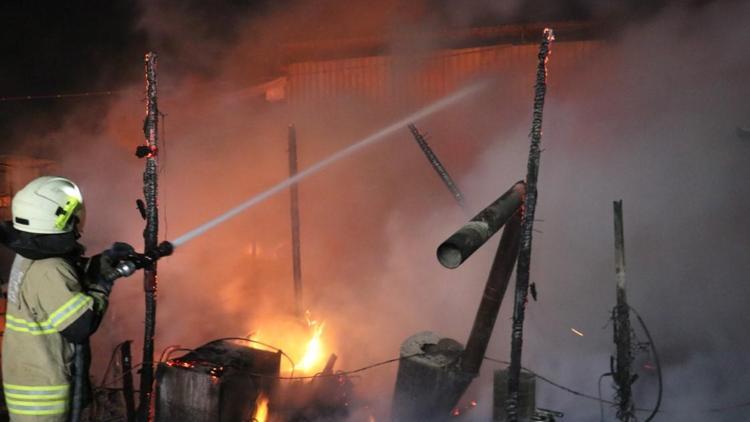 İzmir'de tır bakım istasyonunda yangın