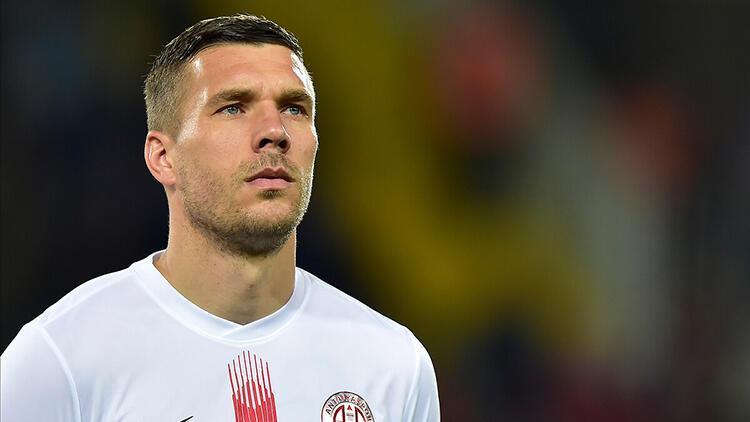Lukas Podolski'den Mesut Özil için 'geçmiş olsun' paylaşımı!