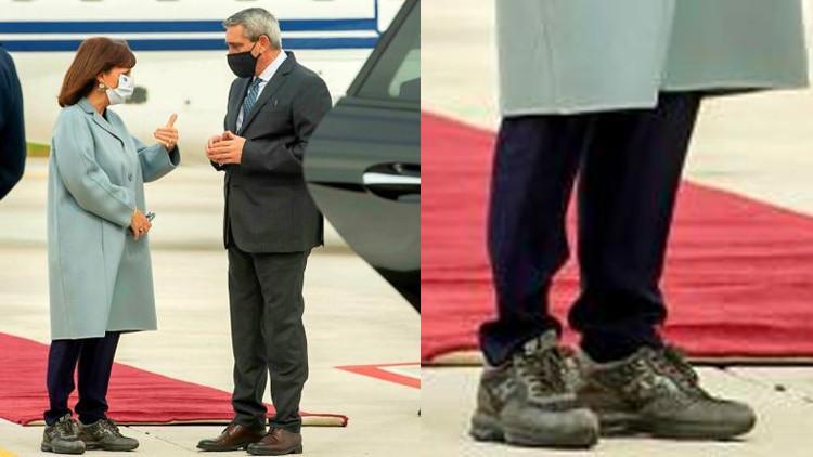 Rodos'u ziyaret eden Yunanistan Cumhurbaşkanı'na ayakkabı tepkisi