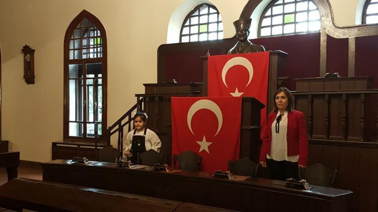 İstiklal Marşı'nı yazıldığı yerlerde okudular